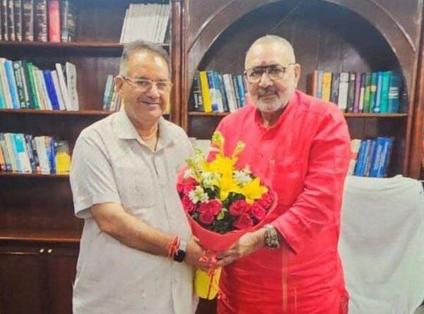 कृषि मंत्री गणेश जोशी ने नई दिल्ली में केंद्रीय वस्त्र मंत्री गिरिराज सिंह से की शिष्टाचार भेंट, “सिल्क एक्सपो” तथा “रेशम घर” के उद्घाटन के लिए मांगा समय