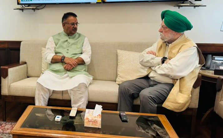 सैनिक कल्याण मंत्री गणेश जोशी ने नई दिल्ली में केन्द्रीय पेट्रोलियम और प्राकृतिक गैस मंत्री हरदीरप सिंह पुरी से की भेंट 