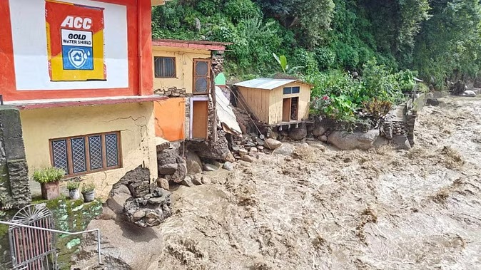 टिहरी घनसाली में बालगंगा नदी का जलस्तर बढ़ा, मकान टूटा, जान बचाने के लिए मां को लेकर घर से बाहर दौड़ा बेटा