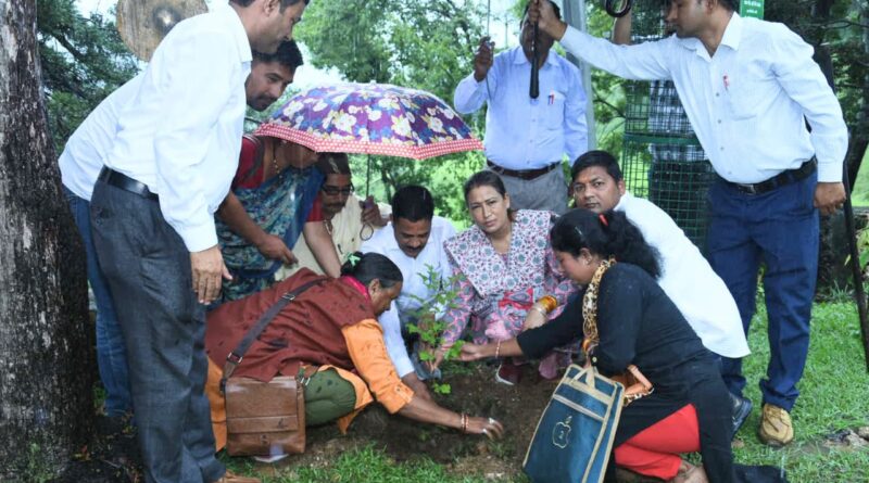 कैबिनेट मंत्री रेखा आर्या ने “कारगिल विजय दिवस” के अवसर पर भूतपूर्व सैनिकों को किया सम्मानित,कहा वीर शहीदों का त्याग हमें देता है प्रेरणा, एक पेड़ माँ के नाम के तहत किया वृक्षारोपण