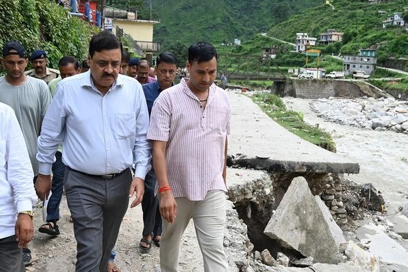 मुख्यमंत्री धामी के निर्देश पर गढ़वाल आयुक्त विनय शंकर पाण्डेय ने आपदाग्रस्त तिनगढ़ गांव एवं बूढ़ाकेदार क्षेत्र का स्थलीय निरीक्षण कर स्थिति का लिया जायजा 