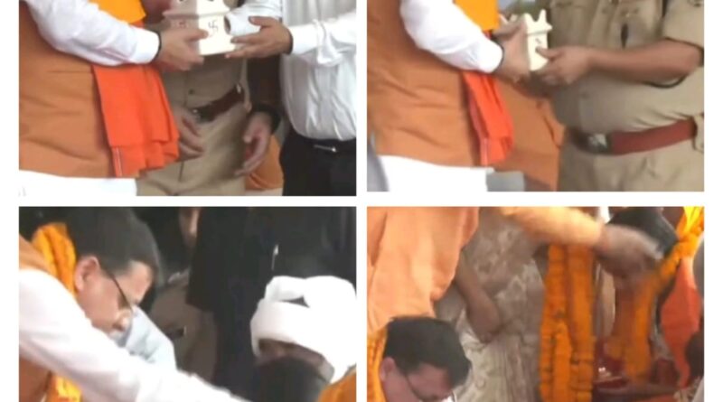 मुख्यमंत्री धामी ने कांवड़ियों के चरण धोकर और फूल माला पहना कर किया शिवभक्तों का स्वागत, हेलीकॉप्टर से कांवड़ियों पर की गई पुष्प वर्षा  