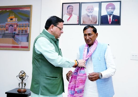 मुख्यमंत्री धामी से पूर्व कैबिनेट मंत्री बिशन सिंह चुफाल ने की भेंट 