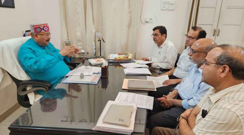 कैबिनेट मंत्री सतपाल महाराज ने स्मार्ट सिटी के अधिकारियों के साथ की बैठक, कहा 1400 करोड़ की आउटर रिंग रोड से शहर की सड़कों को सुनियोजित ढंग से जोड़ा जाये