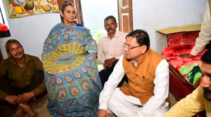 मुख्यमंत्री धामी ने शहीद हवलदार बसुदेव सिंह के परिजनों से मिलकर की शोक संवेदना व्यक्त