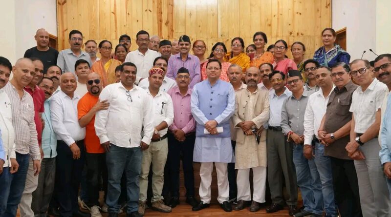 मुख्यमंत्री धामी से उत्तराखण्ड राज्य आंदोलनकारी मंच के पदाधिकारियों ने की भेंट, सरकारी नौकरियों में 10% क्षैतिज आरक्षण के लिए मुख्यमंत्री का जताया आभार