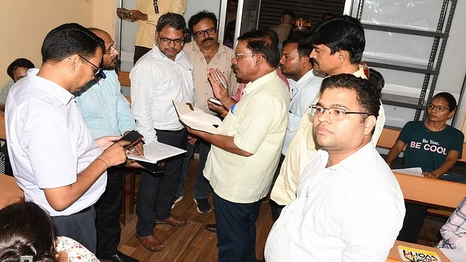 नगर आयुक्त विशाल मिश्रा ने मारा छापा, हल्द्वानी में बेसमेंट में संचालित छह कोचिंग सेंटर सील, खुली पोल, 20 बच्चों की क्षमता और बैठाए 50 बच्चे