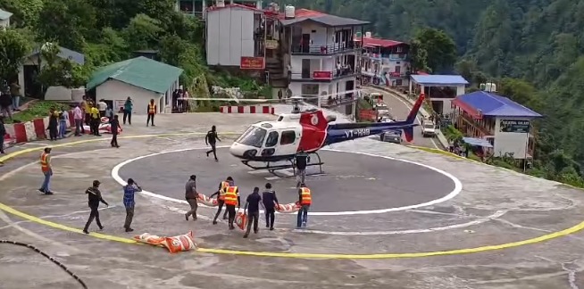 रुद्रप्रयाग जिला प्रशासन हैली सेवाओं की मदद से पहुंचा रहा पशुओं का चारा, ओवर रेटिंग करने वालों पर होगी कानूनी कार्रवाई