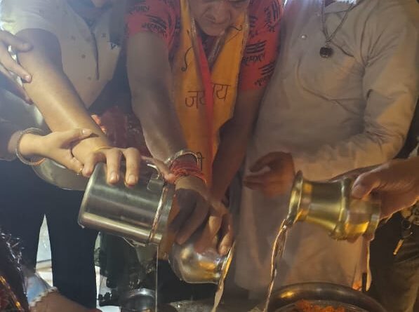 कैबिनेट मंत्री डॉ प्रेमचंद अग्रवाल ने प्रसिद्ध टपकेश्वर महादेव मंदिर में जिलाभिषेक कर की पूजा-अर्चना, प्रदेश की सुख-समृद्धि की करी कामना 