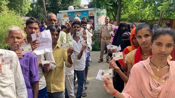 ग्राम पंचायत उपचुनाव: सीतापुर के 12 प्रधान समेत पंचायत के 16 पदों पर मतदान जारी, बलरामपुर में भी वोटिंग जारी