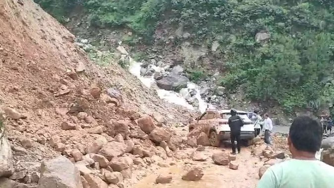 बदरीनाथ हाईवे के पास कमेड़ा में पहाड़ी से गिरा भारी बोल्डर, कार दुर्घटनाग्रस्त, कार में बैठे लोगों की अटकी सांसें,मची चीख पुकार