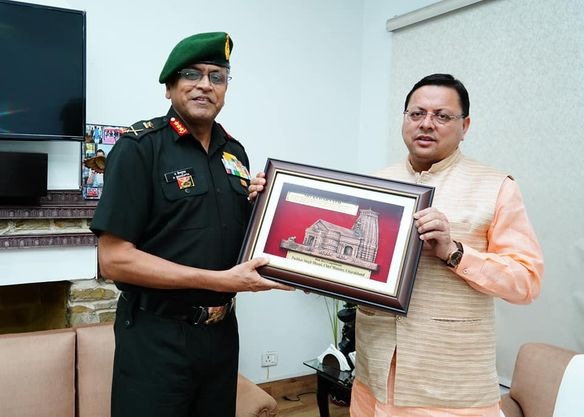 मुख्यमंत्री धामी से ले. जनरल अनिंदया सेनगुप्ता, जीओसी-इन-सी, सेंट्रल कमांड ने की भेंट 
