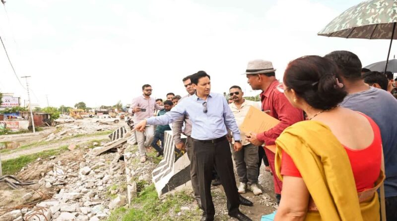 ओवरब्रिज निर्माण से लोगों के घरों में हुआ जलभराव, धरने पर बैठे लोग, कुमाऊं कमिश्नर दीपक रावत ने किया निरीक्षण,अधिकारियों को दिए निर्देश