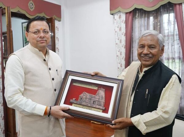 मुख्यमंत्री धामी से लोक गायक नरेन्द्र सिंह नेगी ने की शिष्टाचार भेंट