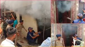 रुड़की क्षेत्र की अरोड़ा कॉलोनी में शॉर्ट सर्किट से घर में लगी आग, फंसे तीन लोगों को फायर ब्रिगेड ने निकाला सुरक्षित 