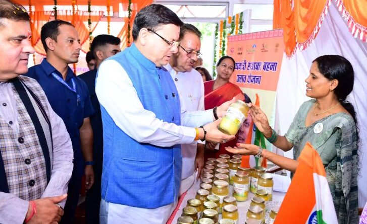 मुख्यमंत्री धामी ने मुख्यमंत्री सशक्त बहना उत्सव योजना एवं मुख्यमंत्री महिला स्वयं सहायता समूह सशक्तिकरण योजना के अन्तर्गत महिला समूहों द्वारा लगाए गए स्टॉलों का किया शुभारंभ, बताया स्थानीय उत्पादों पर सरकार का फोकस
