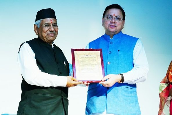 मुख्यमंत्री धामी ने प्रसिद्ध लोक गायक नरेन्द्र सिंह नेगी को उत्तराखण्ड लोक सम्मान से किया सम्मानित,रचनाधर्मिता के 50 साल बेमिसाल