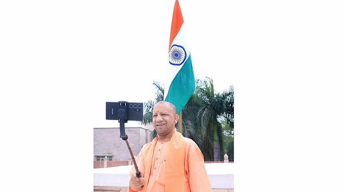 मुख्यमंत्री योगी ने अपने घर पर त‍िरंगा फहराकर ली सेल्फी, ‘एक्स’ पर लिखा- हर घर तिरंगा फहराएंगे