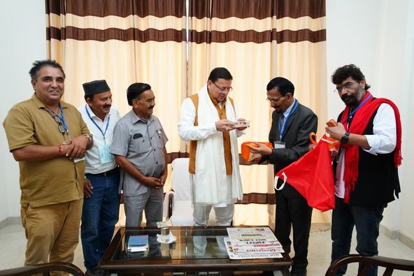 मुख्यमंत्री धामी से चमोली के विभिन्न पत्रकार संगठनों के प्रतिनिधियों, वरिष्ठ पत्रकारों के शिष्टमंडल ने की शिष्टाचार भेंट 