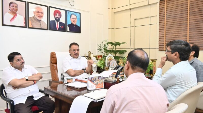 ग्राम्य विकास मंत्री गणेश जोशी ने पीएमजीएसवाई के अधिकारियों के साथ की बैठक, अतिवृष्टि से हुए नुकसान की करी समीक्षा, स्थलीय निरीक्षण के दिये निर्देश