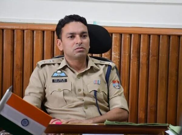 ड्यूटी पर मोबाइल से बात करना पड़ गया कांस्टेबल को महंगा,एसएसपी प्रहलाद नारायण मीणा ने किया सस्पेंड