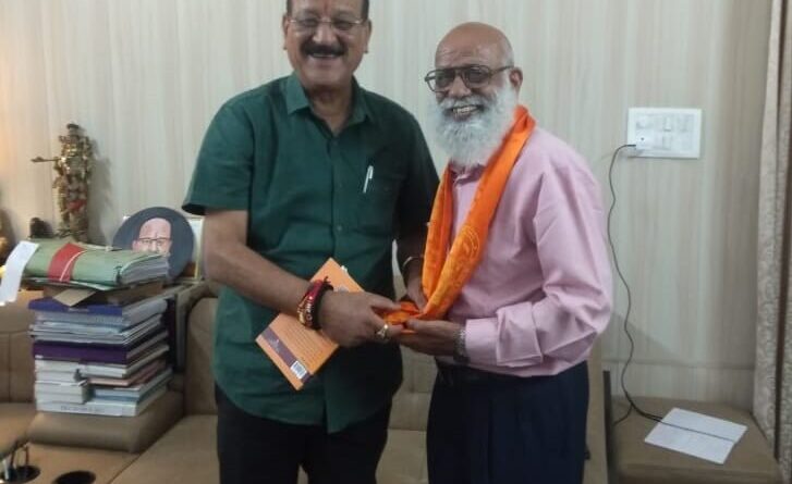 प्रसिद्ध रंगकर्मी और मेघदूत नाट्य संस्था के संस्थापक प्रमुख एसपी ममगाईं ने भाषा मंत्री सुबोध उनियाल को भेंट की ‘ज्योतिर्मय पद्मिनी’ पुस्तक