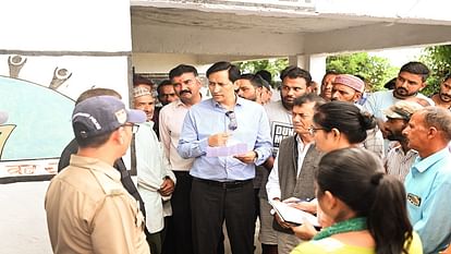 कमिश्नर दीपक रावत ने पीएचसी का किया औचक निरीक्षण, डॉक्टर की पकड़ी चोरी, वार्ड बॉय की इस हरकत ने चौंकाया