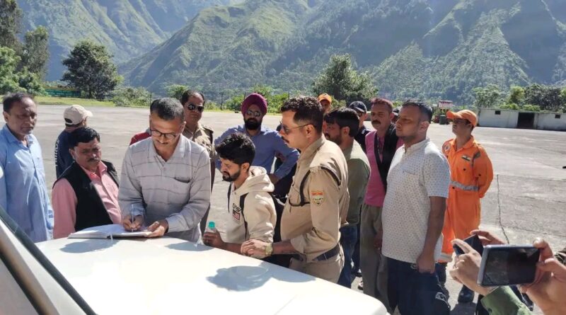 आदि कैलाश यात्रा मार्ग में अलग-अलग स्थानों पर फंसे अधिकांश यात्रियों का हेलीकॉप्टर से सुरक्षित रेस्क्यू