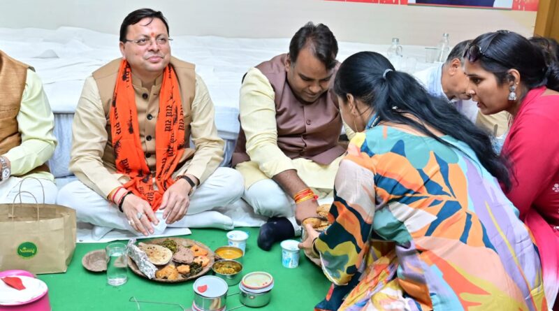 मुख्यमंत्री धामी की टिफिन बैठक,महानगर भाजपा कार्यकर्ताओं एवं पदाधिकारियों के साथ किया सहभोज, संगठन को और अधिक मजबूत करने का दिया मूल मंत्र