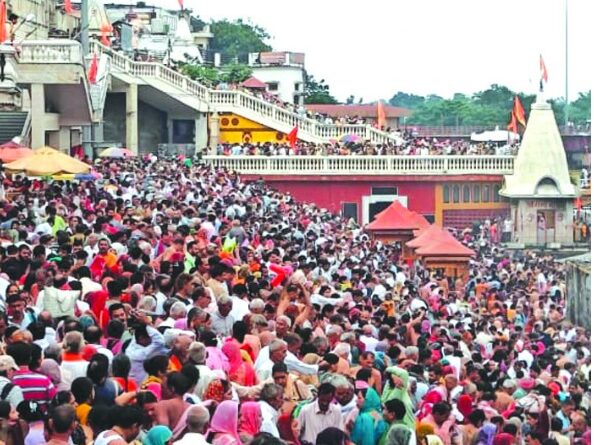 सोमवती अमावस्या पर हरकी पैड़ी पर उमड़ी भीड़, श्रद्धालुओं ने लगाई गंगा में आस्था की डुबकी