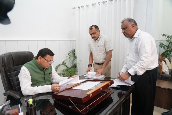 मुख्यमंत्री धामी ने पुलिस मुख्यालय का किया औचक निरीक्षण, अधिकारियों से लेकर कर्मचारियों में हड़कंप, कहा- धर्मांतरण-लव जिहाद पर अंकुश लगाएं, तत्काल करें कार्रवाई 