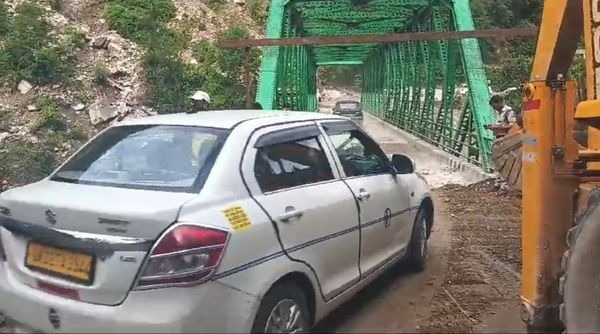 एक महीने बाद वाहनों की आवाजाही के लिए खुला कुंड पुल, यात्रियों ने ली राहत की सांस, मुख्यमंत्री धामी के निर्देश पर रुद्रप्रयाग जिलाधिकारी ने राष्ट्रीय राजमार्ग विभाग के साथ यातायात जल्द शुरू करने का किया कार्य 