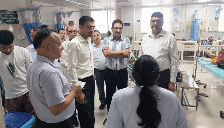 जिलाधिकारी सविन बंसल प्राइवेट कार से पहुंचे जिला अस्पताल , लाइन में लगकर बनवाया ओपीडी पर्चा,भनक लगते ही अस्पताल के स्टाॅफ में मचा हड़कंप