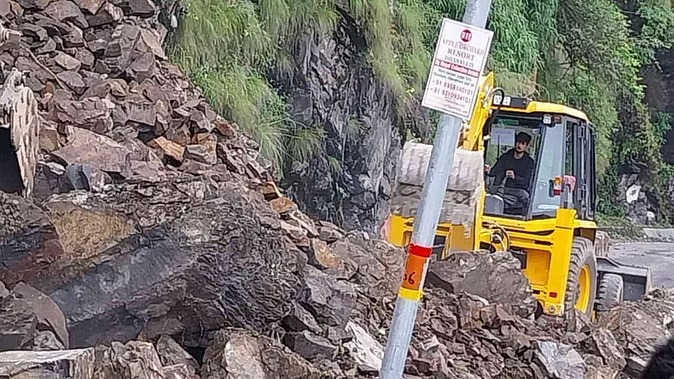 पहाड़ी से टूटी चट्टान, भारी मलबा आने से ज्योतिर्मठ-मलारी हाईवे दूसरे दिन भी बंद