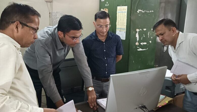 जिलाधिकारी सविन बंसल ने जिला समाज कार्यालय का किया औचक निरीक्षण, पेंशन आवेदनों का ढेर देख अफसरों को फटकारा