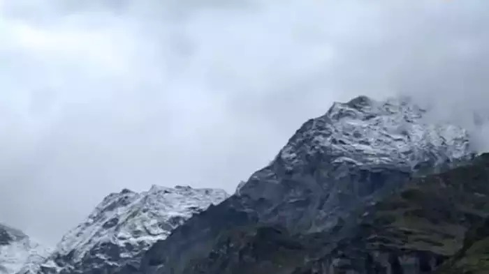उत्तराखंड में ठंड ने दी दस्तक,केदारनाथ, बद्रीनाथ में सीजन की पहली बर्फबारी, इन इलाकों के लिए IMD का ऑरेंज अलर्ट