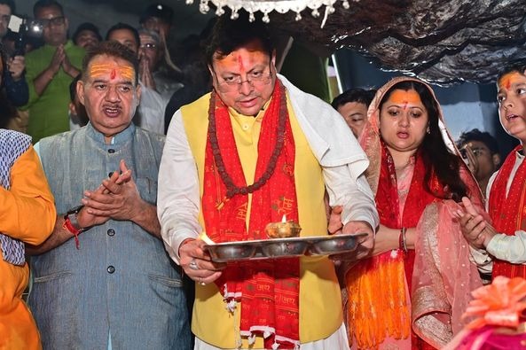 मुख्यमंत्री धामी ने जन्म दिवस के अवसर पर टपकेश्वर महादेव मंदिर में की पूजा-अर्चना, प्रदेशवासियों की सुख समृद्धि की करी कामना 