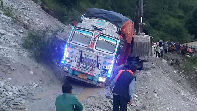 बदरीनाथ हाईवे पर चटवापीपल भूस्खलन जोन में फंसा लोड ट्रक, यातायात बंद 