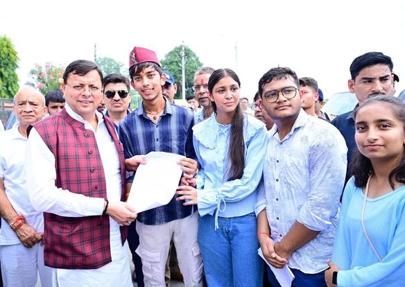 मुख्यमंत्री धामी ने सुनी जनता की समस्याएं, अधिकारियों को समाधान करने के दिए दिशा- निर्देश