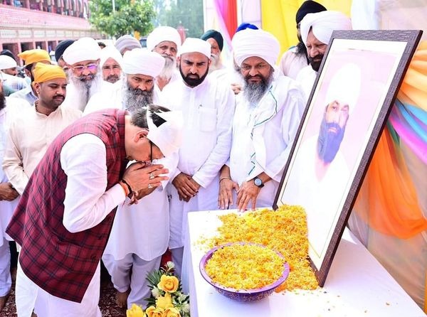 मुख्यमंत्री धामी ने गुरुद्वारा श्री नानकमत्ता साहिब पहुंचकर टेका मत्था, प्रदेशवासियों के सुख-समृद्धि के लिए की कामना