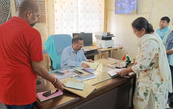 हरिद्वार डीएम कर्मेंद्र सिंह ने श्रम आयुक्त समेत कई कार्यालयों का किया औचक निरीक्षण, नदारद मिले कई कर्मचारी-अधिकारी