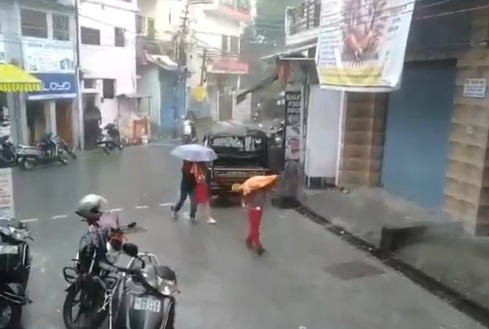 देहरादून में अचानक मौसम ने ली करवट , कुछ देर पहले गर्मी दिखा रही थी तेवर, झमाझम बारिश से शहर पानी-पानी