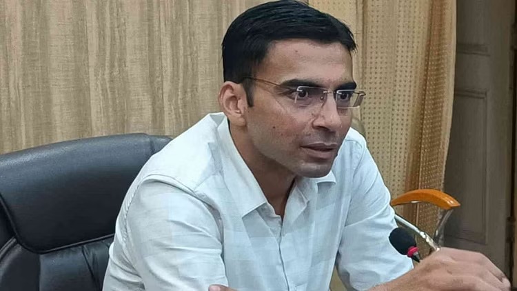 शहर की सफाई व्यवस्था पर डीएम सविन बंसल सख़्त, 15 दिन में कूड़ा उठान की व्यवस्था सुधारने के निर्देश, वरना नहीं बढ़ेगा ठेका