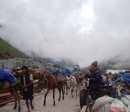 पुनर्निर्माण कार्य में आई तेजी, गौरीकुंड-केदारनाथ पैदल मार्ग से पहुंचने लगी निर्माण सामग्री, 240 मजदूर जुटे