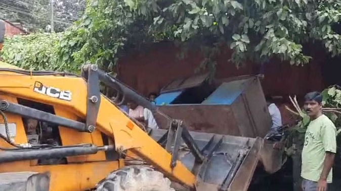 देहरादून रेलवे स्टेशन परिसर से नहीं हटाया जा सका अतिक्रमण, अधूरी तैयारी के साथ उतरी थी टीम