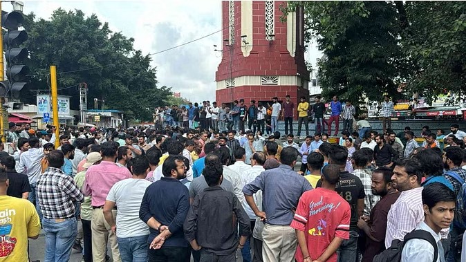 बड़ी खबर : देहरादून रेलवे स्टेशन पर दो पक्षों में बवाल के बाद आज भी हंगामा जारी, मुकदमा दर्ज, पलटन बाजार कराया बंद