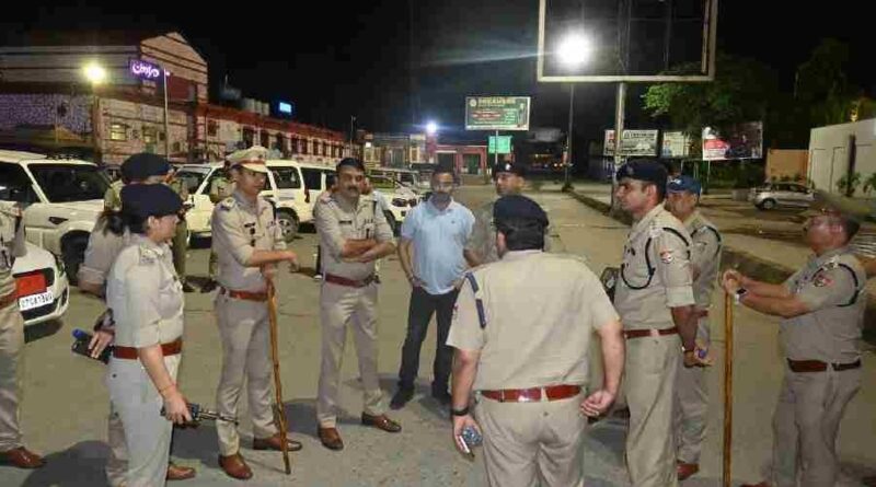 देहरादून के रेलवे स्टेशन पर दो पक्षों में बवाल, किशोरी से मिलने पहुंचे युवक को लोगों ने जमकर पीटा, कई वाहन तोड़े, पथराव के बाद पुलिस ने फटकारी लाठियां