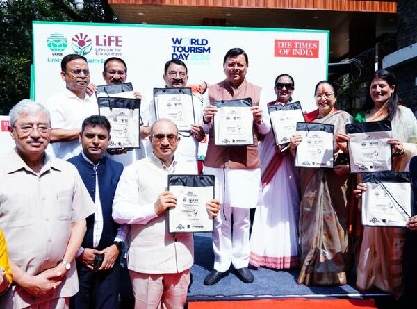 मुख्यमंत्री धामी ने विश्व पर्यटन दिवस के अवसर पर कार गार्बेज इको फ्रेंडली बैग वितरण अभियान का किया शुभारंभ
