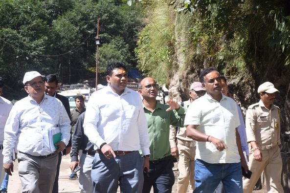 मुख्यमंत्री धामी के निर्देश पर रुद्रप्रयाग के दो दिवसीय दौरे पर स्वास्थ्य सचिव डॉ. आर राजेश कुमार, ऊखीमठ प्राथमिक स्वास्थ्य केंद्र को उच्चीकृत कर सामुदायिक स्वास्थ्य केंद्र बनाने की दी सौगात