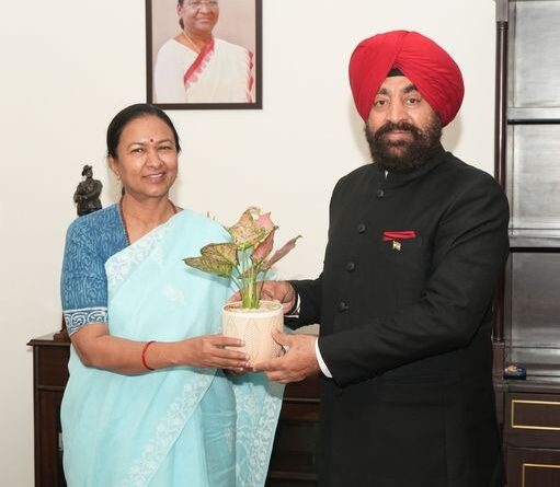 राज्यपाल लेफ्टिनेंट जनरल गुरमीत सिंह से मुख्य सचिव राधा रतूड़ी ने की शिष्टाचार भेंट
